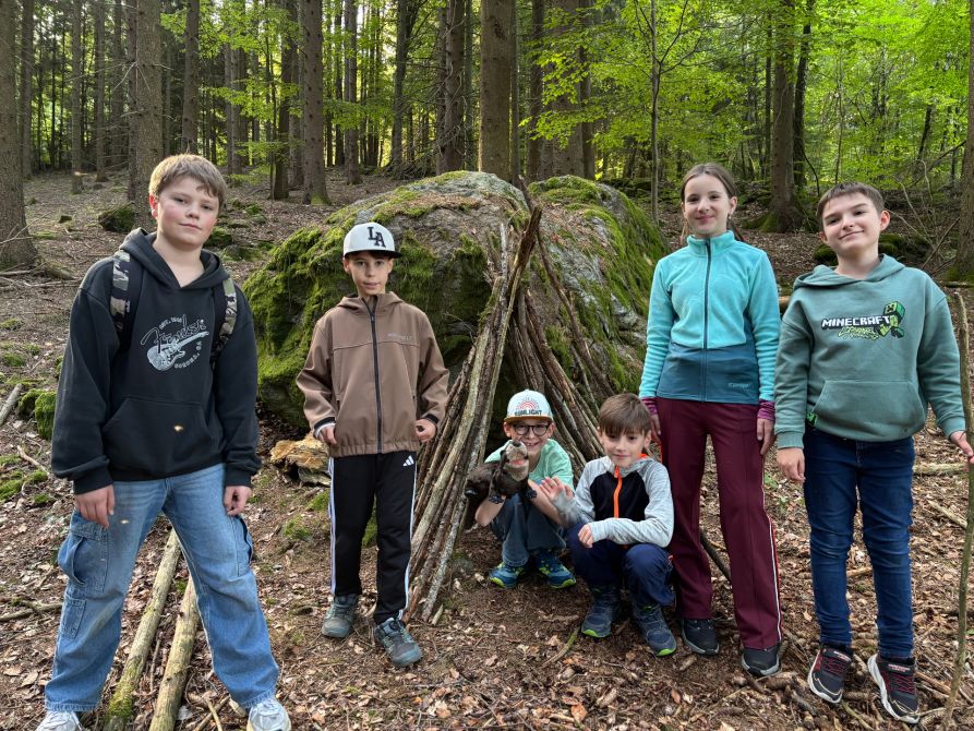 Im Wald rund ums Schullandheim hatten die Tutoren zusammen mit den Lehrern verschiedene erlebnispädagogische Aktionen geplant.