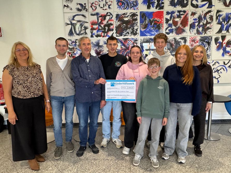Die Schülersprecher und die Vertreterin des Kinderhilfswerks des Fraunhofer-Gymnasiums überreichten am Freitag einen Spendenscheck über 2.000 Euro an Andreas Jordan und Lukas Schmidtler von der Caritas Cham.