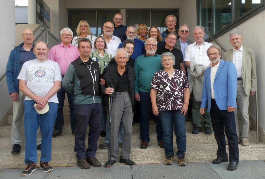 Die Ehemaligen des Abiturjahrgangs 1976 mit StD a. D. Christian Nowotny (2. v. r.) sowie den ehemaligen Lehrern OStD a. D. Herbert Schneider (r.) und StD a. D. Erich Weiß (3. v. l.)